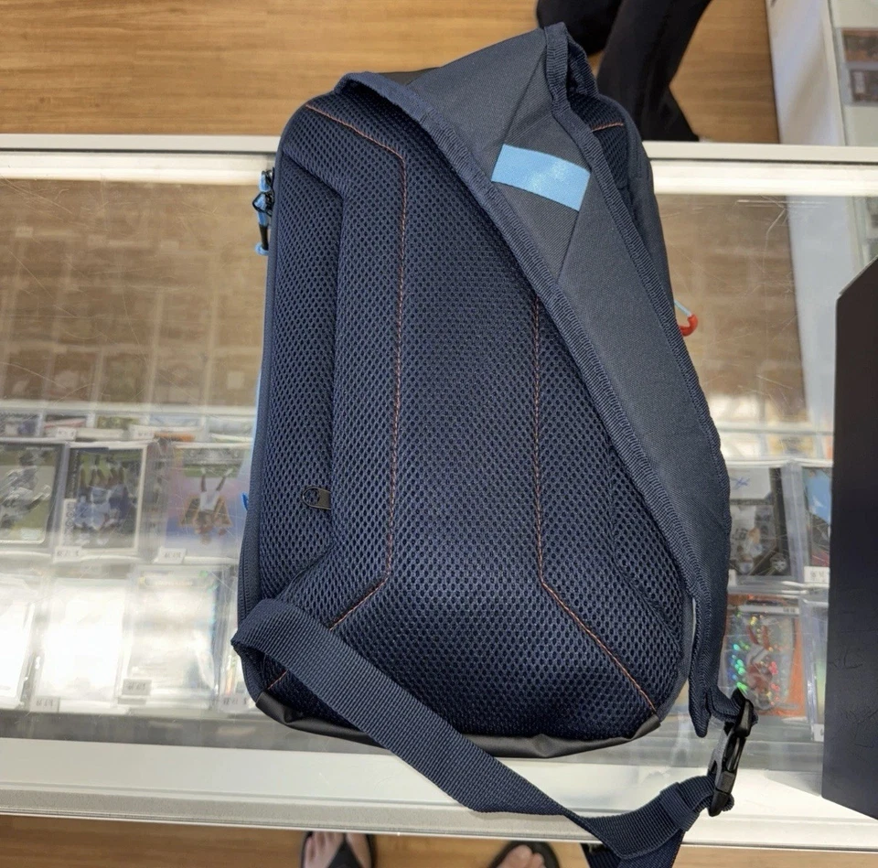 Mini mochila exclusiva D23 Gold Member Foto 2 de 4