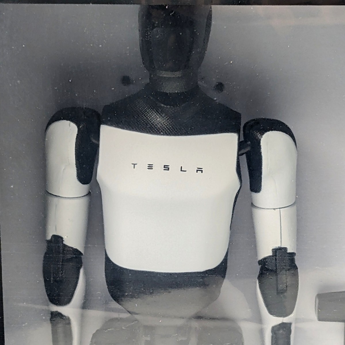 Tesla ロボット フィギュア ハンマー付き テスラ、ヒト型ロボット「オプティマス」のアクションフィギュア