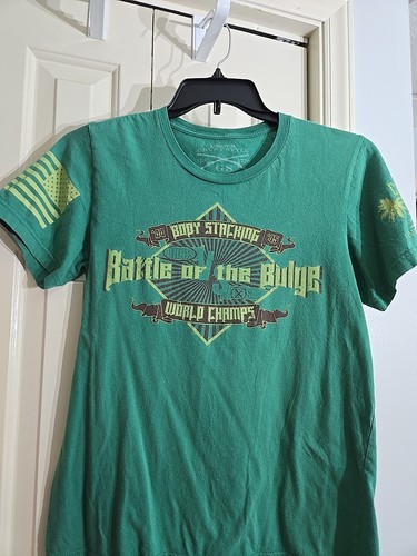 Camiseta Club Grunt Estilo Juvenil M Verde Gráfico Batalla de las Ardenas Cuerpo Apilable - Imagen 1 de 6
