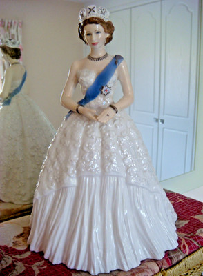 L/E ROYAL WORCESTER FIGUR - HER REGAL MAJESTY - COMPTON & WOODHOUSE - MADE ENGLAND