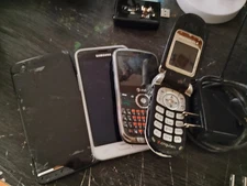 GRAB BAG LOT OF OLD PHONES ONE CHARGER CABLE MOSTLY WORKING