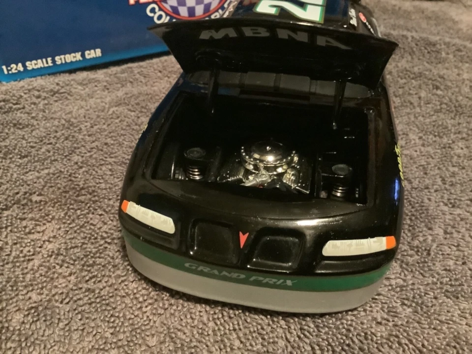 Ward Burton Pontiac 22 MBNA MasterCard 1/24 Diecast Bank. Action Platinum Series - Image 2 of 4