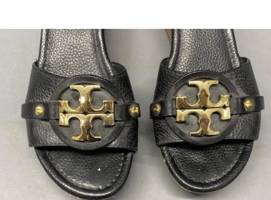 Женские черные кожаные босоножки Tory Burch с золотым медальоном на танкетке размер 7 - Изображение 2 из 4