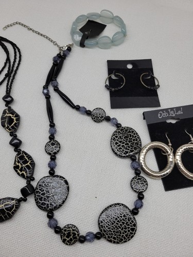 Lot bijoux collier craquelé noir ton argent et boucles d'oreilles ton or  - Photo 3/11