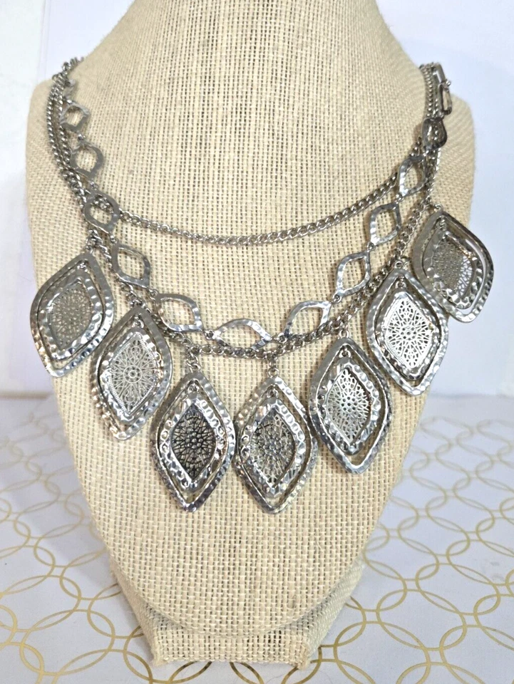 Designer Jessica Simpson 3 Strand Fringe Filigree Dangle Silver Tone Necklace Foto 2 de 4
