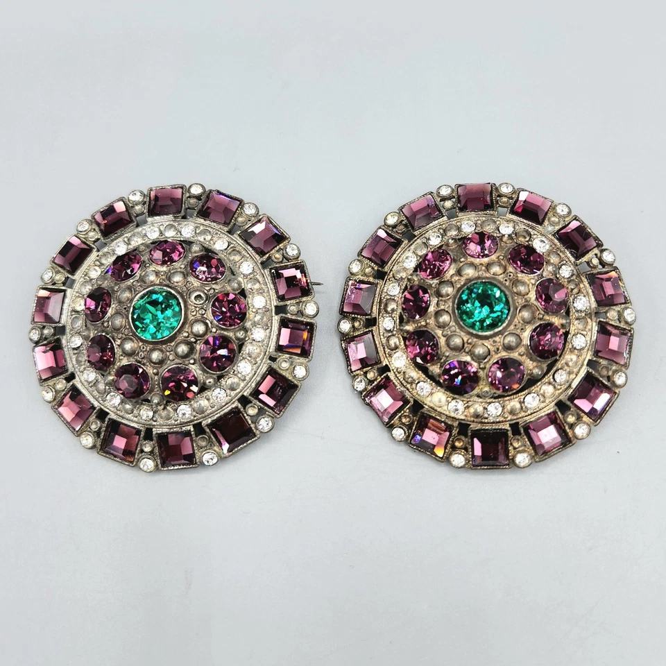 Par de broches redondos grandes de metal con estrás verde púrpura de la década de 1930 prendedores para abrigo Foto 2 de 4