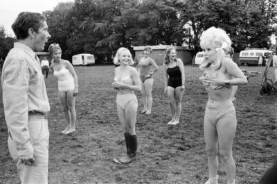 Barbara Windsor covers her breasts with her hands after losing- 1968 Old Photo 1