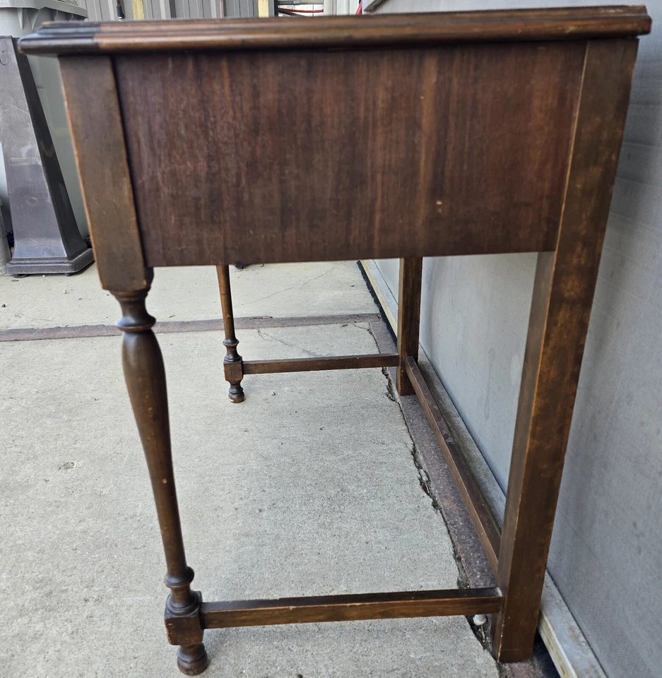 Mesa de escribir estilo americano temprano de nogal macizo con 2 cajones de bloqueo 30"x36"x20" Foto 2 de 4