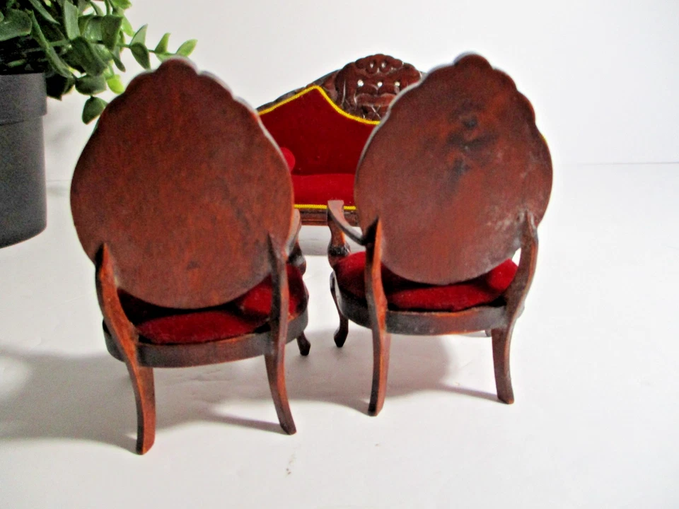 Sofá y dos sillas de salón de terciopelo rojo victoriano miniatura para casa de muñecas Foto 4 de 4