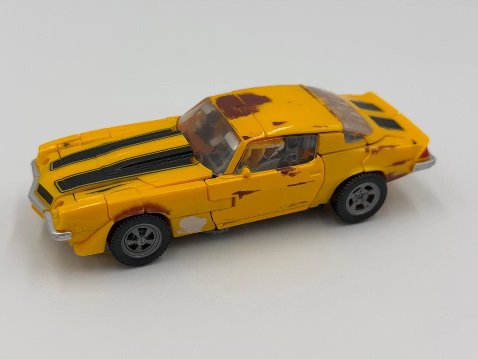 HASBRO TRANSFORMERS STUDIO SERIES 27 DELUXE CLASS 2007 MOVIE CLUNKER BUMBLEBEE - Image 3 of 4