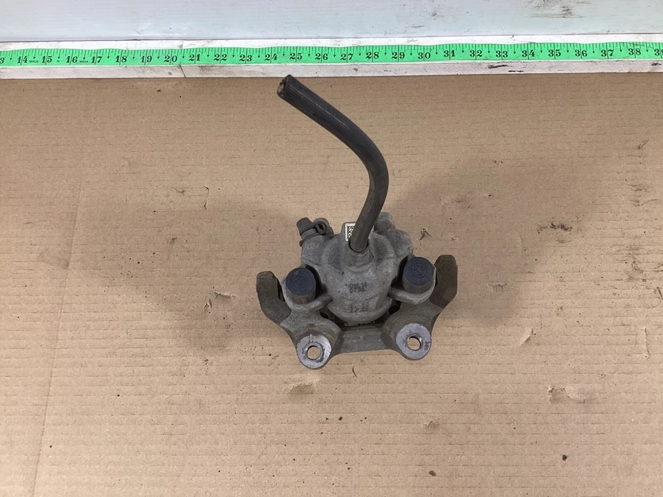 Pinza de freno trasera izquierda del lado del conductor BMW 320i 2013-2018 OEM. Foto 3 de 4