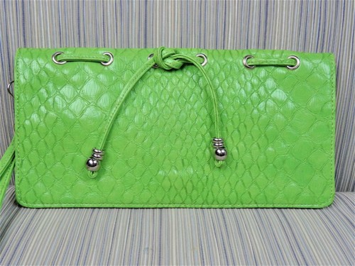 Cartera de cuero sintético verde Jessica Simpson patrón de piel de serpiente nuevo sin etiquetas - Imagen 5 de 10