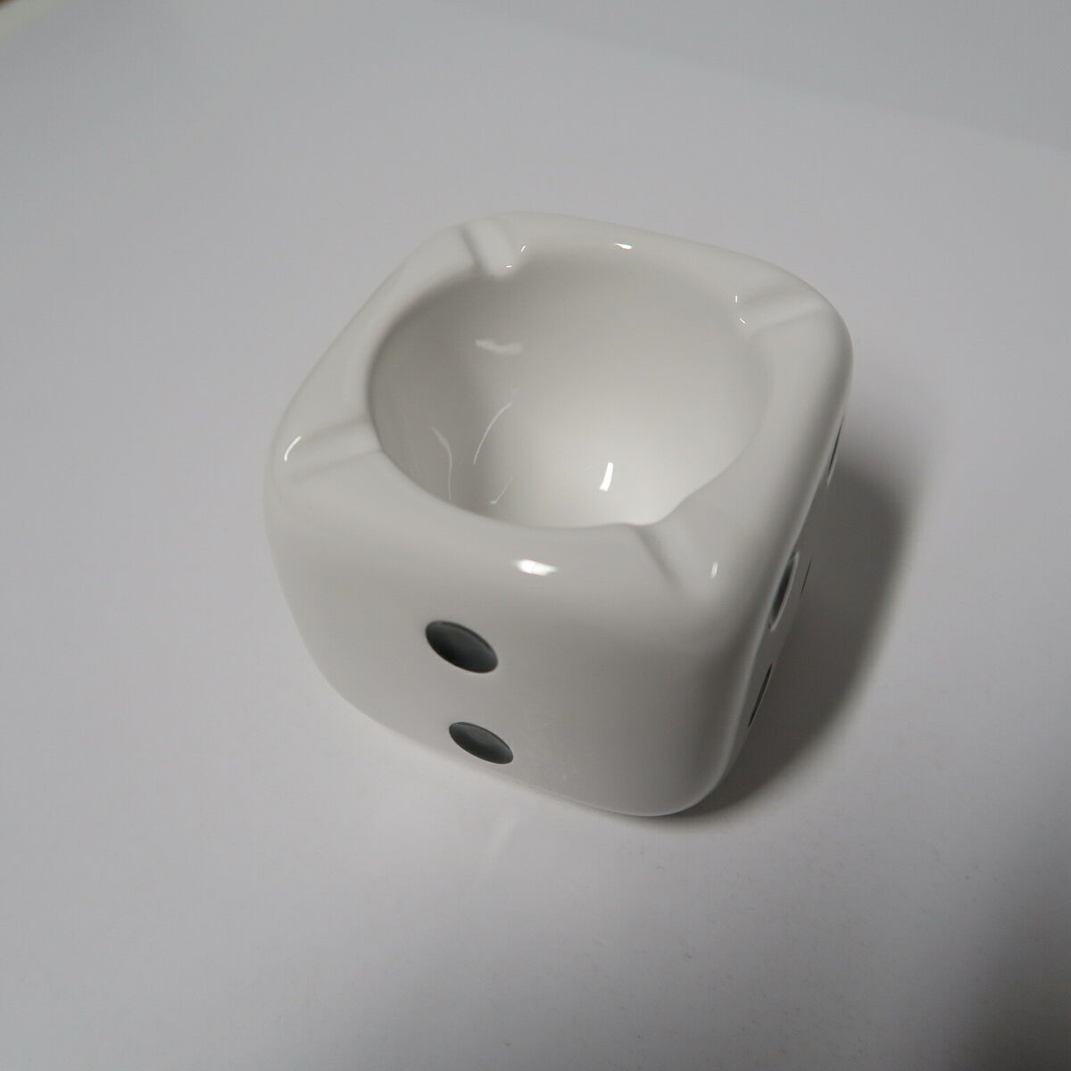 STUSSY CERAMIC DICE WHITE ASHTRAY Article no. 138743-1201 STUSSY CERAMIC DICE WHITE ASHTRAY Article no. 138743-1201