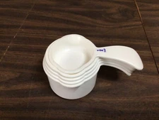 Tupperware 3478C White Measuring Cups Set of 5 w/Curved Handle  1 Cup to 1/4 Cup