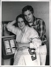 1974 Press Photo Glynnis O'Connor, Gary Frank in "Sons and Daughters"
