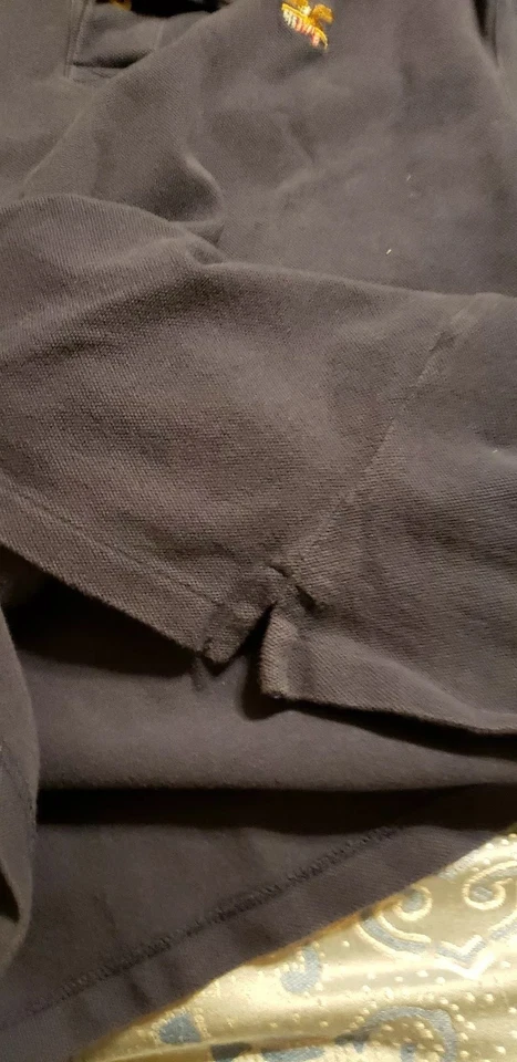 Polo American Living. Azul marino con ribete rojo en el cuello...Talla XL niños Foto 2 de 4