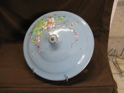 Ancien couvercle de fait tout bleu émaillé avec décor en relief année 40 - Photo 1/4