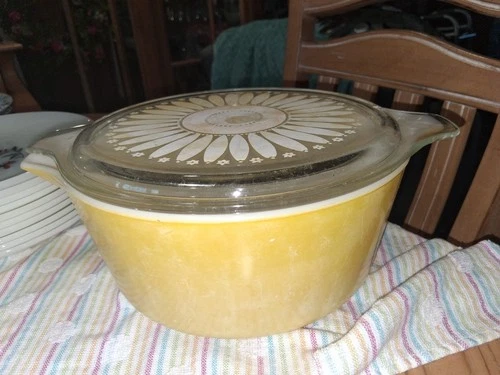 PYREX Yellow Daisy Glass Mixing Bowl with Lid, Milk Glass, Oven Safe, Vintage