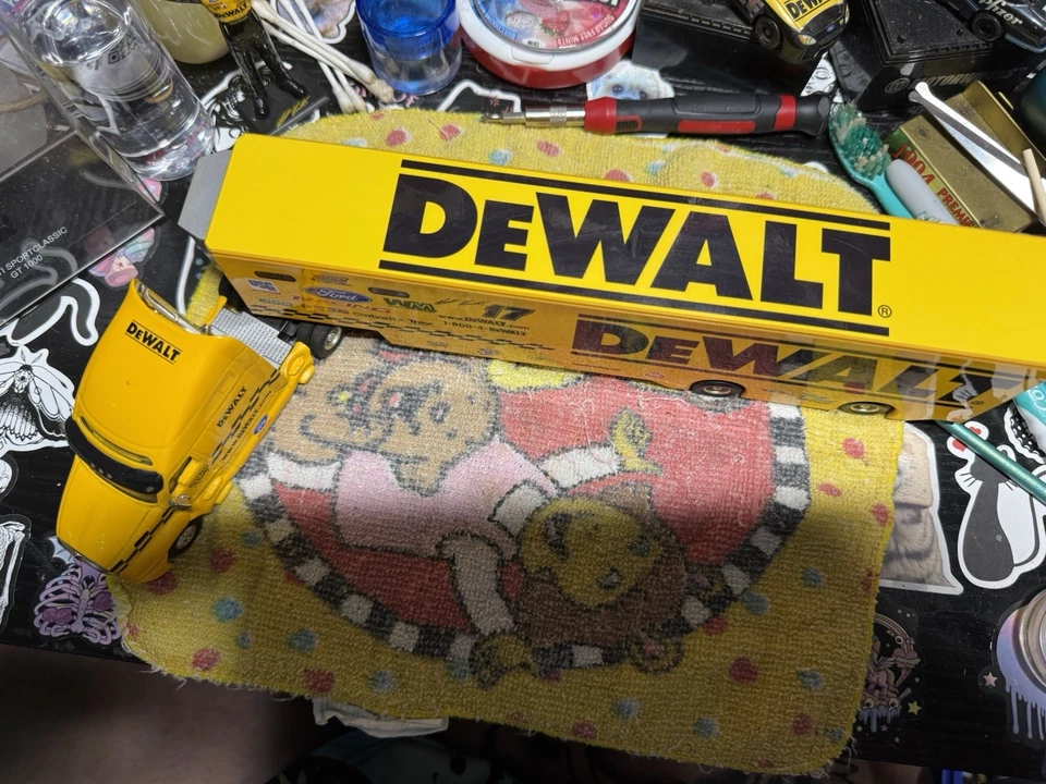 Hot Wheels Nascar Matt Kenseth Diecast 2004 Dewalt Transporter - Image 2 of 4