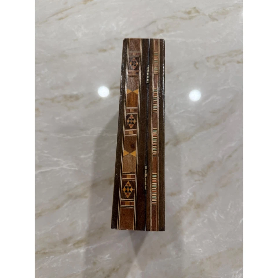 Joyero de madera vintage con incrustaciones de marquetería forrado de terciopelo rojo recuerdo con bisagras Foto 3 de 4