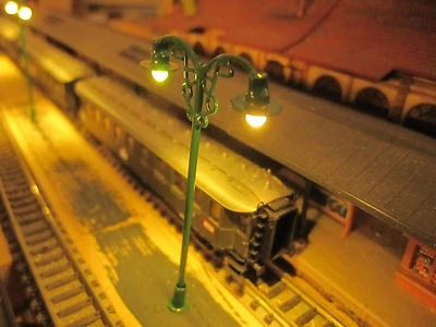 BONN-BAD-GODESBERG 10 grüne 2-flammige Bahnsteiglampen, 69mm hoch, Messing, warmweiße LED, 12-16 V