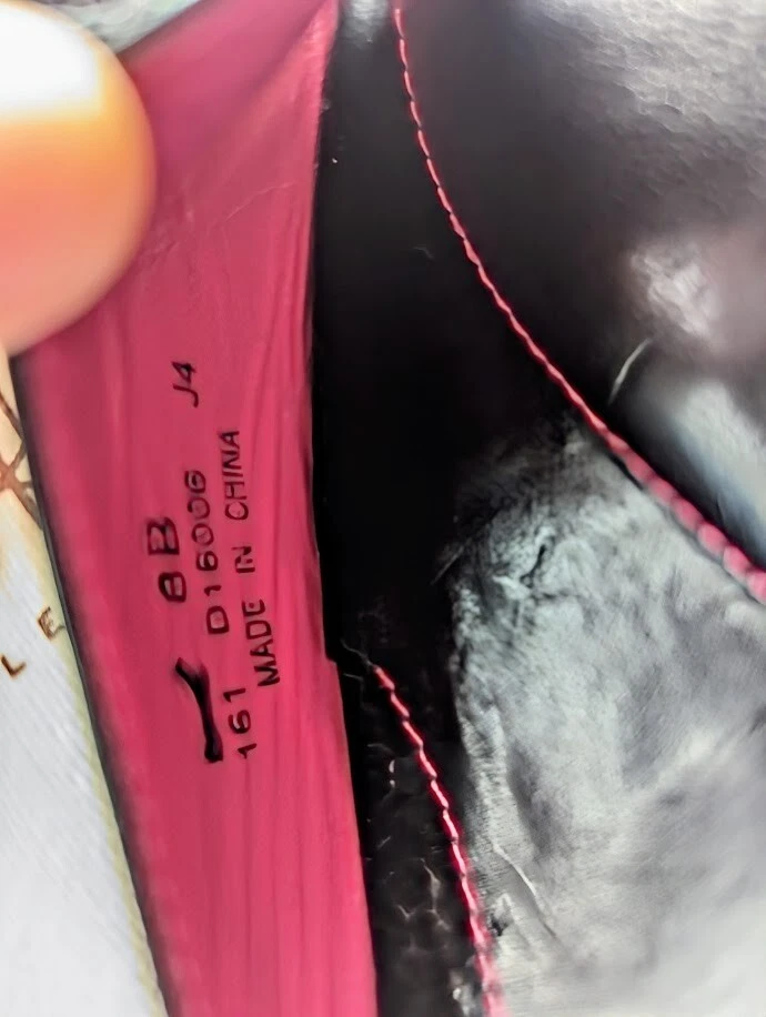 Tacón de gatito charol negro Cole Haan con doble hebilla plateada. 8B Timeless Foto 4 de 4