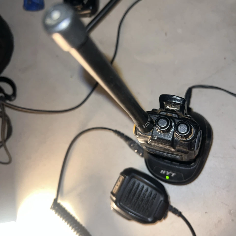 HYT TC-610 TC610 VHF 5W 16 W/Batt charger and mic might need reprogrammed - Image 3 of 3