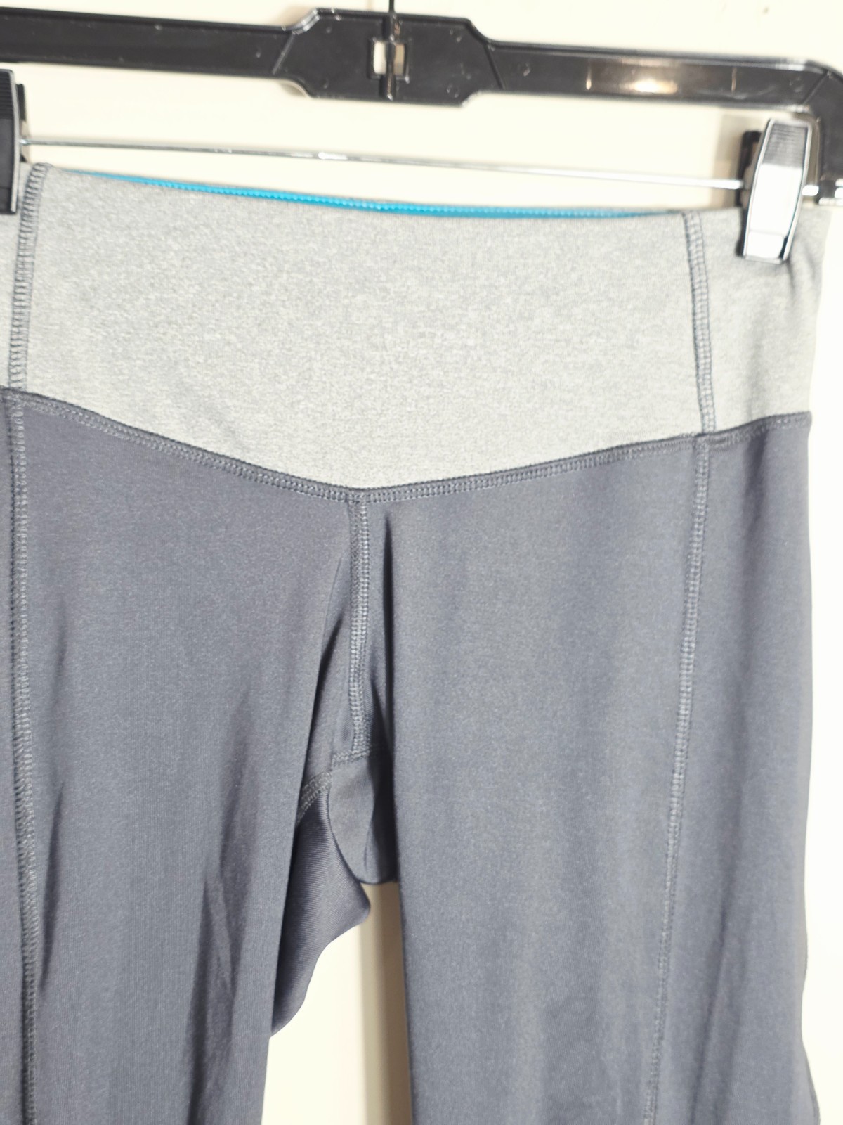 Layer 8 Performance Ruched Hem Ankle Leggings Wom… - image 3