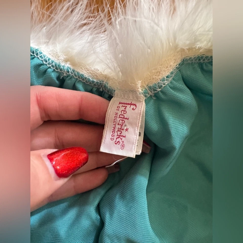 BabyDoll Fredrick’s of Hollywood vintage de terciopelo verde años 60 con ribete de plumas Foto 4 de 4