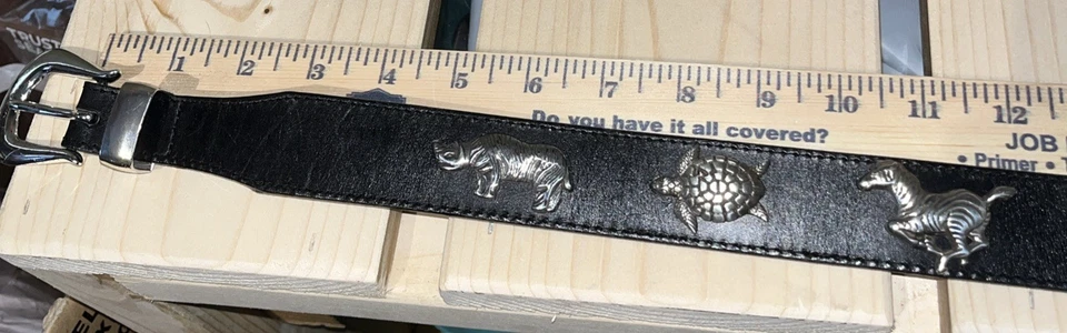 Cinturón de cuero negro honesto, animales plateados, 32 hebillas de latón, tiene desgaste Foto 4 de 4