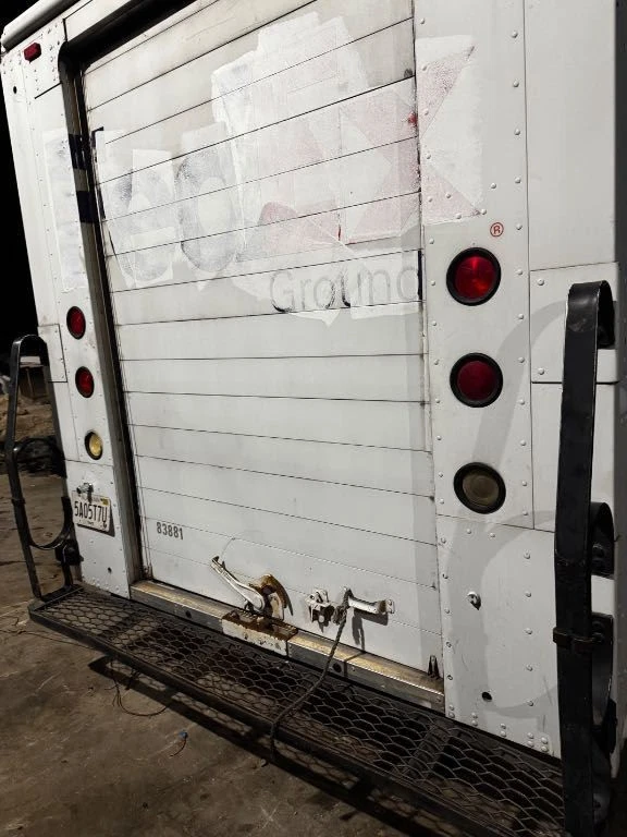 Parachoques trasero Freightliner MT45 2006 OEM blanco Foto 2 de 4