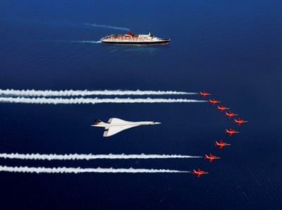 British Airways Concorde with Red Arrows Vorbeiflug über QEII - 16x12 Fotodruck