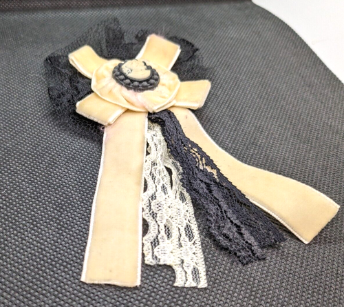 Vintage Cameo Pin Brooch Black & White Decorative Ribbon Jewelry Needs Pin - Picture 4 of 10