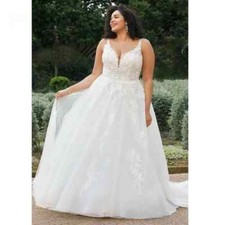 Plus Size Elegant Wedding Dresses A-Line V-Neck Appliques Lace Up Bridal Gowns