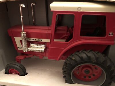 1/16 International 1568 Cab w Dual Chrome Stacks 3rd ERTL V8 4602 Pristine W Box