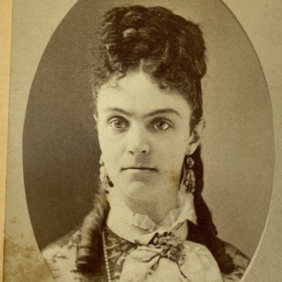 Antique CDV Photo Pretty Young Woman Named Mrs L.E. Richardson Minneapolis MN