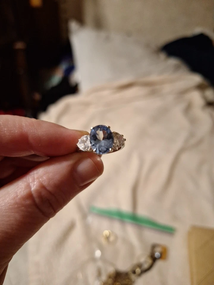 Hermoso anillo ¿Qué es? Tiene marcas dentro del anillo I Couldn't Quite Rd Foto 4 de 4