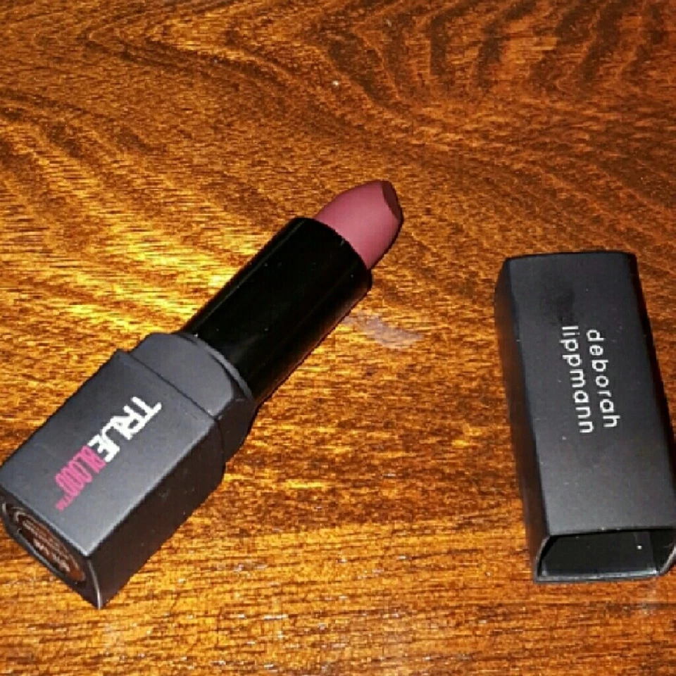 Lápiz labial Deborah Lippmann True Blood Bite Me Foto 2 de 2