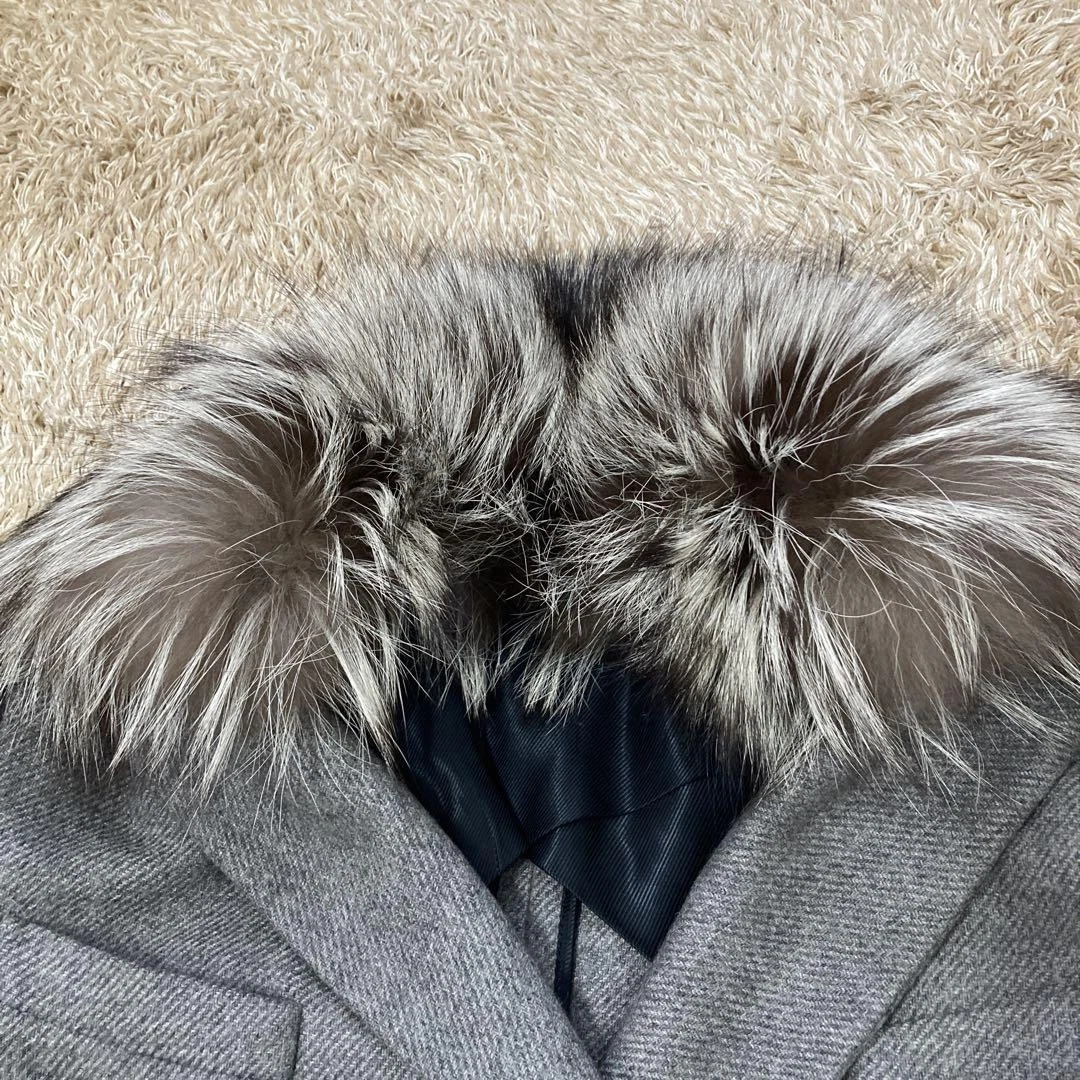 Cappotto Gucci grigio al ginocchio in cashmere Chesterfield con pelliccia di volpe dal Giappone