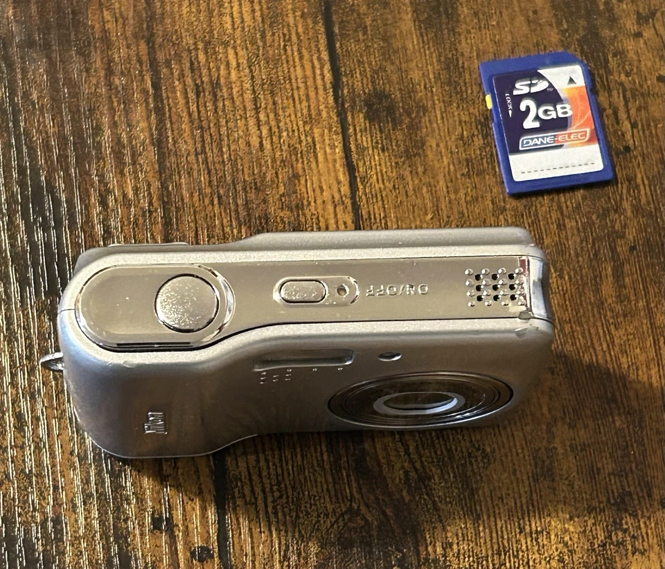 Nikon Coolpix L3 Digital Cameral Silver 5.1 MP 3X Zoom Tested Works 100% 2GB SD - Image 2 of 4