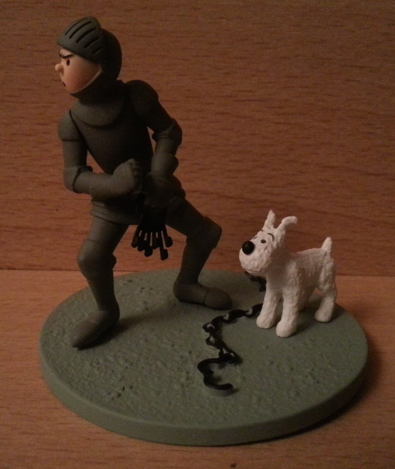 Diorama Tintin en armure Moulinsart pour décorer une bibliothèque de BD