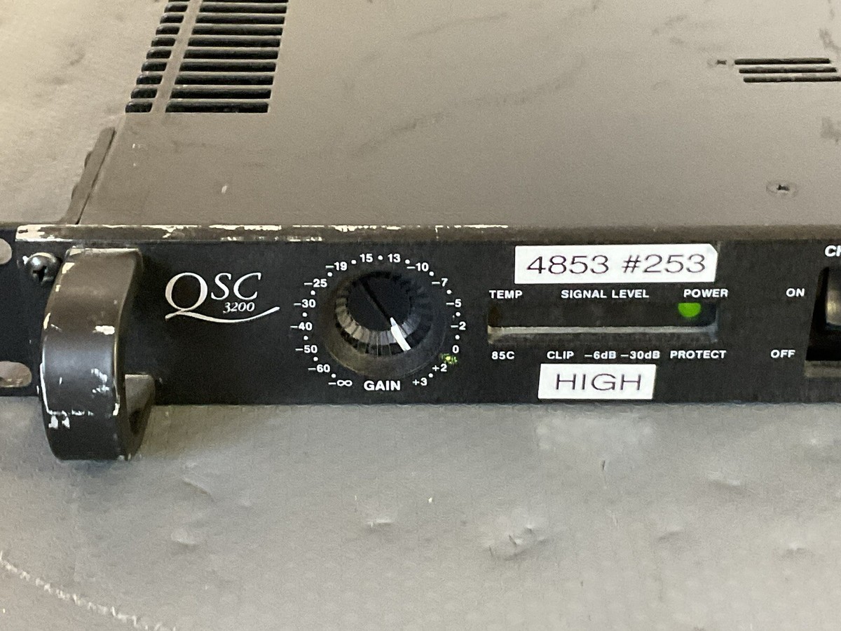 QSC 3200 Series Three 2-Channel Power Amplifier/ Powers On QSC 3200 Series Three 2-Channel Power Amplifier/ Powers On