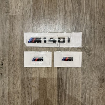 BMW M140i F20 F21 Glanz Schwarz Boot Emblem mit M Wing Fender M Badges