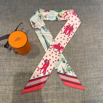 Hermes Silk Twilly Les nouveaux Amoureux de Paris Rose Pale Scarf Condition S
