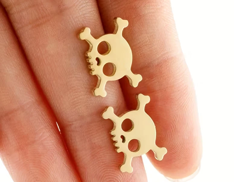 Pendiente gótico de hueso esqueleto de Halloween para mujer enchapado en oro amarillo de 14K Foto 3 de 4