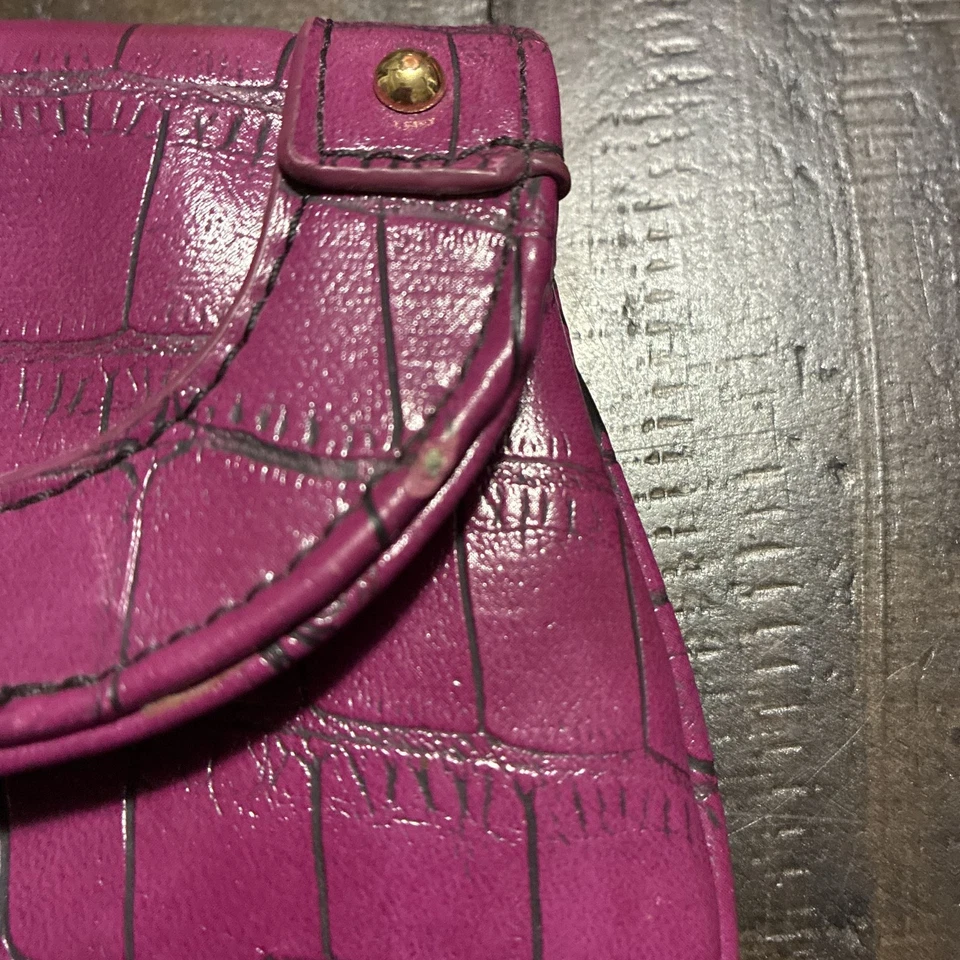 Cartera sin asas Jessica Simpson púrpura cocodrilo en relieve con detalles dorados usada en excelente estado Foto 4 de 4