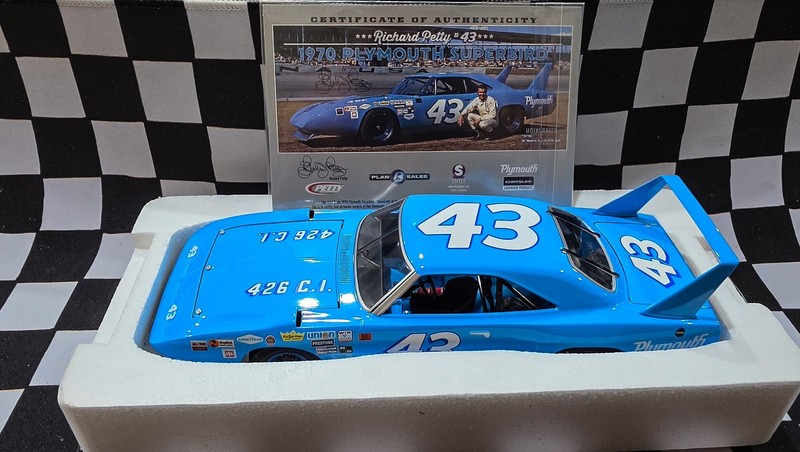 University of Racing 1:24 Richard Petty #43 1970 Plymouth Superbird NASCAR LE