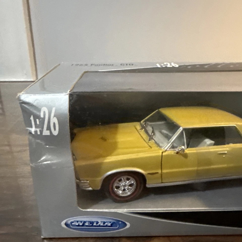 Welly Pontiac Yellow 1965 Scale Model Car 1/26 22092W New in Box - Image 2 of 4