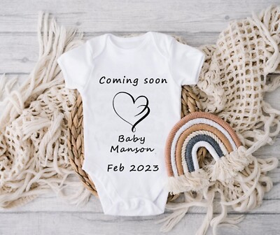Personalisierte Baby Weste Grow Anzug Ankündigung kommt bald Nachname Fälligkeitsdatum