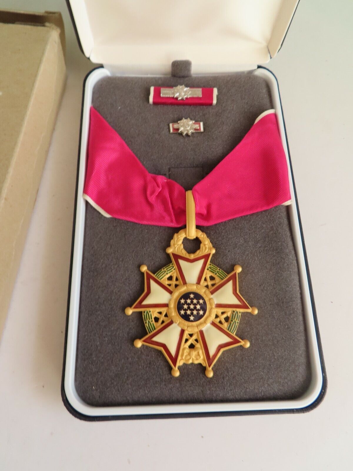 Vintage Cased US Legion of Merit Commander Military Neck Badge Medal Ribbon Set